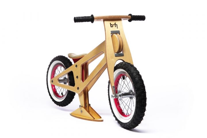 bicicleta balance madera natural rin rojo